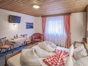 Letto o letti in una camera di Gästehaus Elfriede inklusive Sommerbergbahnticket