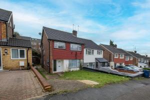 a row of houses in a residential neighborhood at 4 Bedroom High Wycombe Home With Free Parking Free WiFi Private Garden - Great Transport Links! in Buckinghamshire