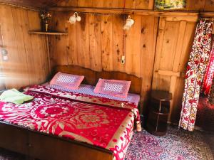 Katil atau katil-katil dalam bilik di Budshah Palace Houseboat +6 gambar