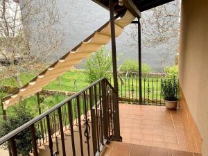 Una escalera que conduce a un balcón con vista al agua. en Hostal Restaurante MarRojo Sanabria, en Requejo