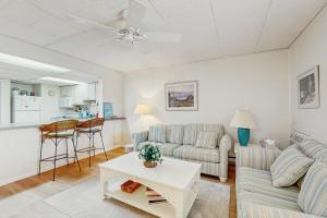 een woonkamer met een bank en een tafel bij Colonial Unit #502 in Ocean City
