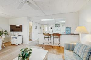 een woonkamer met een bank en een tafel bij Colonial Unit #502 in Ocean City