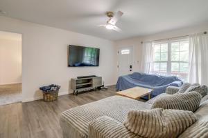 Et tv og/eller underholdning på Commuter-Friendly Home 3 Mi to Dtwn Knoxville!