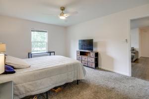 En eller flere senge i et værelse på Commuter-Friendly Home 3 Mi to Dtwn Knoxville!