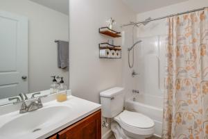 Et badeværelse på Commuter-Friendly Home 3 Mi to Dtwn Knoxville! + 18 billeder