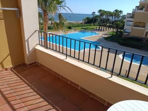 Basen w obiekcie WIFI Los Cisnes 2 dormitorios Primera Linea playa Ayamonte Isla Canela lub w pobliżu
