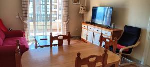 Telewizja i/lub zestaw kina domowego w obiekcie WIFI Los Cisnes 2 dormitorios Primera Linea playa Ayamonte Isla Canela