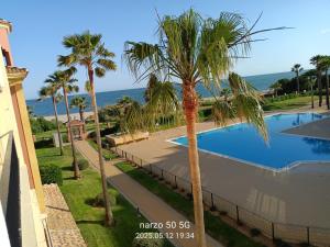 Basen w obiekcie WIFI Los Cisnes 2 dormitorios Primera Linea playa Ayamonte Isla Canela lub w pobliżu