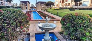 Basen w obiekcie WIFI Los Cisnes 2 dormitorios Primera Linea playa Ayamonte Isla Canela lub w pobliżu