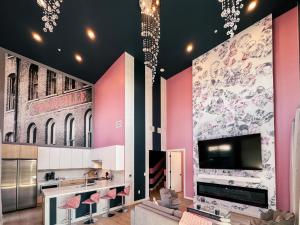 Η κουζίνα ή μικρή κουζίνα στο Diamonds Are Forever Bridal Condo in Downtown Nash Walk to Broadway, Heated Pool, Gym, Parking