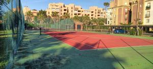 Tenis lub squash w obiekcie WIFI Los Cisnes 2 dormitorios Primera Linea playa Ayamonte Isla Canela lub w pobliżu