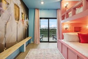 Ένα ή περισσότερα κρεβάτια σε δωμάτιο στο Diamonds Are Forever Bridal Condo in Downtown Nash Walk to Broadway, Heated Pool, Gym, Parking +60 φωτογραφίες