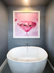 Ένα μπάνιο στο Diamonds Are Forever Bridal Condo in Downtown Nash Walk to Broadway, Heated Pool, Gym, Parking