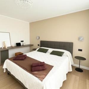 Un dormitorio con una cama grande con dos almohadas encima. en Sunset Bridge Grado - NEW 2025, en Grado 20 fotos más