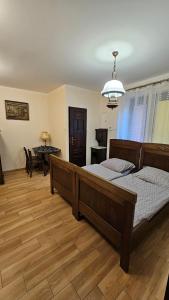 Ένα ή περισσότερα κρεβάτια σε δωμάτιο στο POKOJE GOŚCINNE MAJKA Apartament Stare jest Piękne +19 φωτογραφίες