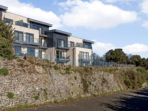 un edificio en la parte superior de una pared de piedra en 2 bed in Sandown 87079, en Sandown