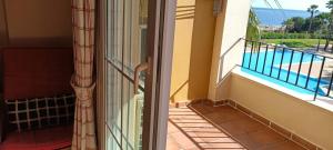 Basen w obiekcie WIFI Los Cisnes 2 dormitorios Primera Linea playa Ayamonte Isla Canela lub w pobliżu