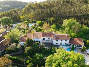 an aerial view of a house with a pool at Wellbeing guesthouse Casa é Connosco in Alvaiázere