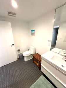 un baño con inodoro y lavabo en Modern 2 Bdrm w/Parking in the Heart of Hillcrest, en San Diego 9 fotos más