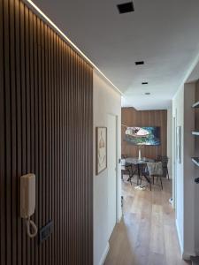 Un pasillo con una habitación con comedor. en Sunset Bridge Grado - NEW 2025, en Grado