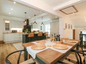 a kitchen and dining room with a table and chairs at Morawelon in Pentraeth