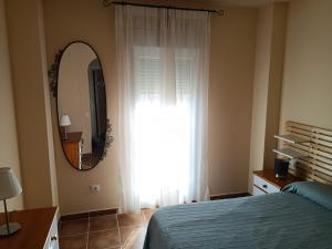 Łóżko lub łóżka w pokoju w obiekcie WIFI Los Cisnes 2 dormitorios Primera Linea playa Ayamonte Isla Canela