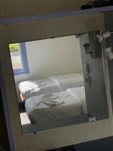 Voodi või voodid majutusasutuse Hôtel Gex toas