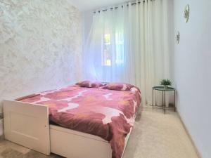 A bed or beds in a room at Charming Apartment with a Cozy Terrace