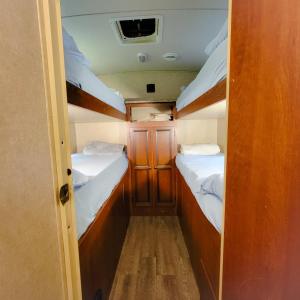 Postel nebo postele na pokoji v ubytování Cozy Camper Rental-Fully Equipped + 24 fotografií