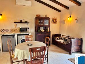 a living room with a table and a couch at CASA FELICE - 1 Chambre - Climatisation - Jacuzzi Prrivee in San-Gavino-di-Carbini