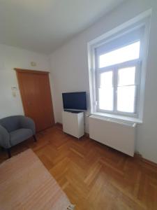 a living room with a television and a window at DaEl in Leoben
