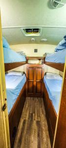 Postel nebo postele na pokoji v ubytování Cozy Camper Rental-Fully Equipped