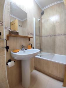 a bathroom with a sink and a bath tub at Arenales del Sol Vista Bahía in Arenales del Sol