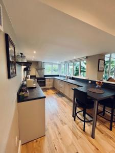 Una cocina grande con una mesa y un mostrador. en Les Grands Jardins Lodge, en Giverny