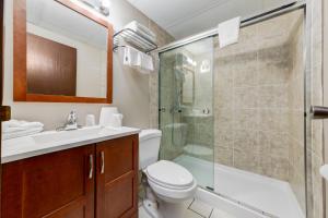 ein Badezimmer mit Dusche, Toilette und Waschbecken in der Unterkunft Premium Inn & Suites in Calgary + 63 Fotos
