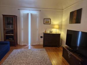 a living room with a television and a blue couch at Casa de Sta Clara in Évora +7 photos