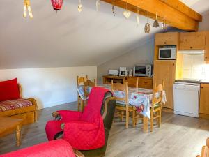 圣母贝莱克Bel appartement cosy 3 chambres à Notre-Dame-de-Bellecombe - FR-1-807-67的厨房兼餐厅，配有桌椅