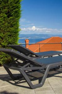 una mesa de picnic en la azotea en Holiday home Salvia, en Opatija