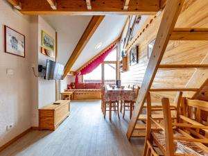圣费朗索瓦-隆尚Duplex 6 pers charme alpin, pied pistes - FR-1-807-79的配有桌椅的楼梯