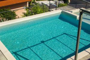 una piscina con agua azul en Holiday home Salvia, en Opatija