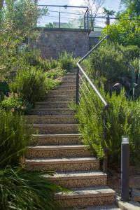 Un conjunto de escaleras de piedra en un jardín. en Holiday home Salvia, en Opatija