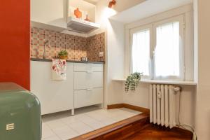 Kuchyň nebo kuchyňský kout v ubytování Nel cuore di Milano a 7 min a piedi dal Duomo