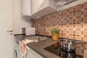 Kuchyň nebo kuchyňský kout v ubytování Nel cuore di Milano a 7 min a piedi dal Duomo