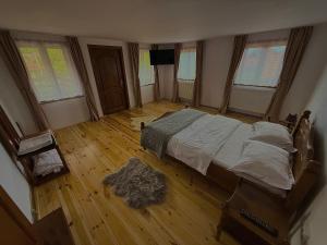 Giường trong phòng chung tại Casa de vacanță Moțata