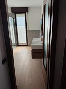Voodi või voodid majutusasutuse Near Como, charming apartment with fireplace toas