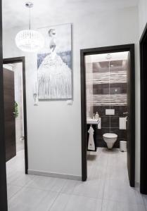 Et badeværelse på Rebany Apartman 4 Central Location