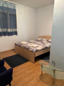 Postel nebo postele na pokoji v ubytování Apartmani Kostić