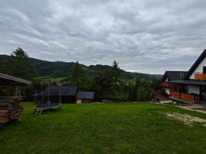 a large yard with a house and a gazebo at Domek na Górce 3 in Krościenko