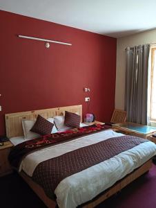 เตียงในห้องที่ Himalayan Hermitage