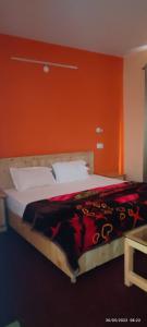 เตียงในห้องที่ Himalayan Hermitage